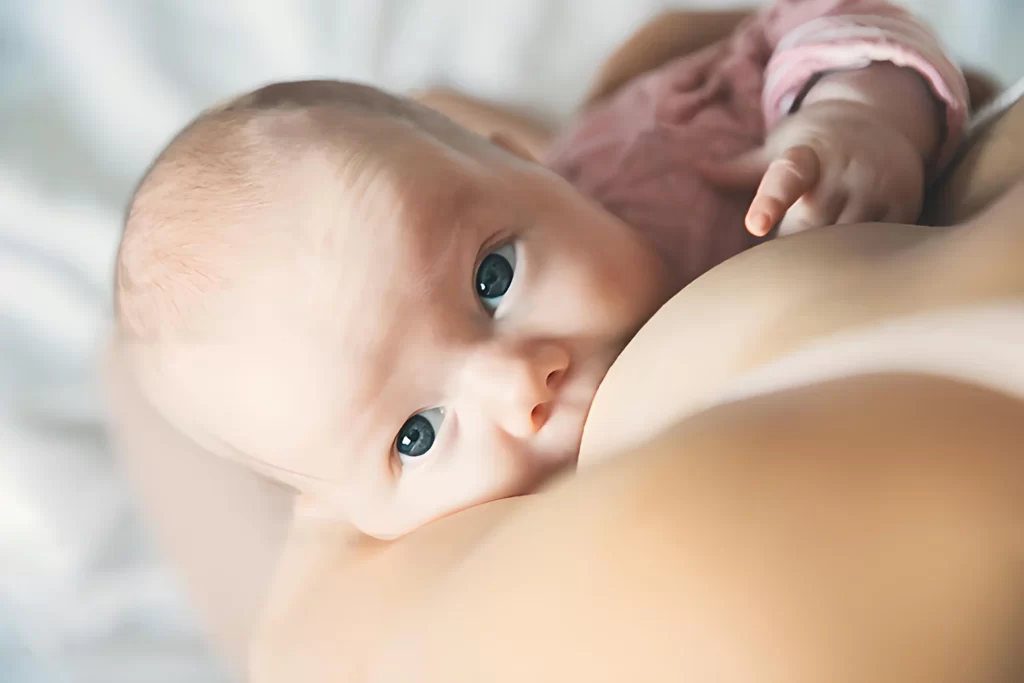 Allaitement maternel : bébé nourri au sein, lien spécial entre maman et bébé