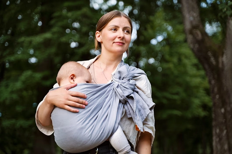 Écharpe de portage pour bébé, praticité et proximité avec le porteur