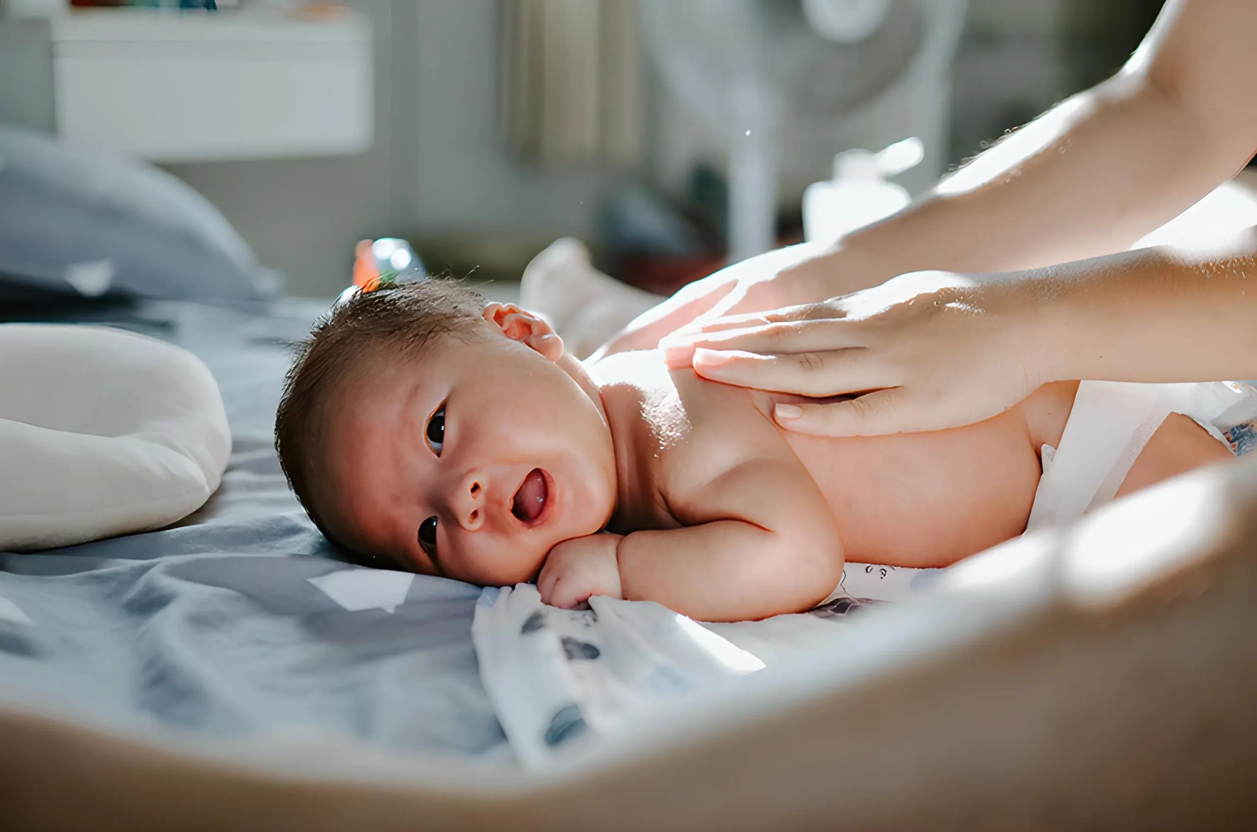 Massage bébé favorisant le lien parent-enfant et le bien-être