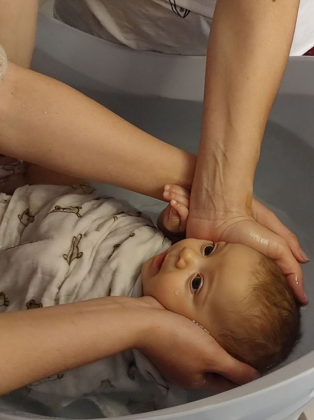 Rituel de bain sensoriel pour bébé, offrant un cocon de confort et de détente
