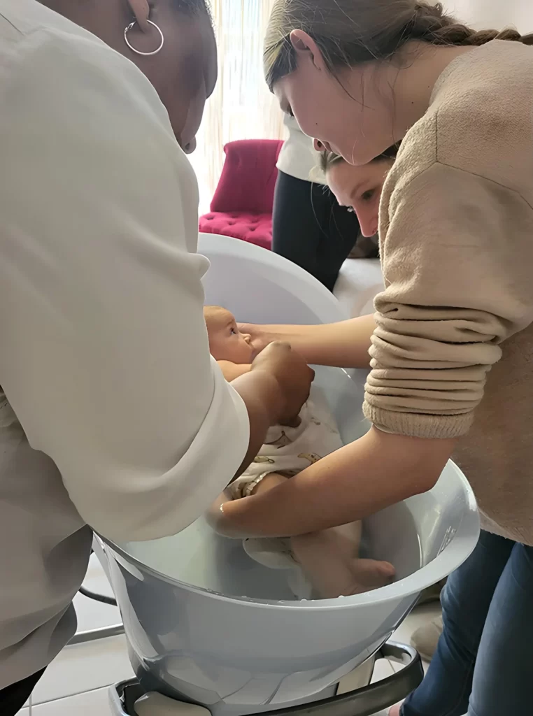 Soin pour bébé dans le bain, faisant partie du rituel du bain sensoriel